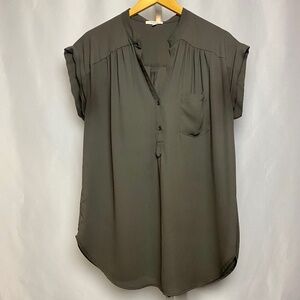 Pleione Womenʻs Olive Green Split Neck Short Cuffed Sleeve Blouse Large